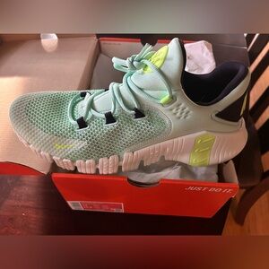12 Nike Free Metcon 4 mint foam/ghost green